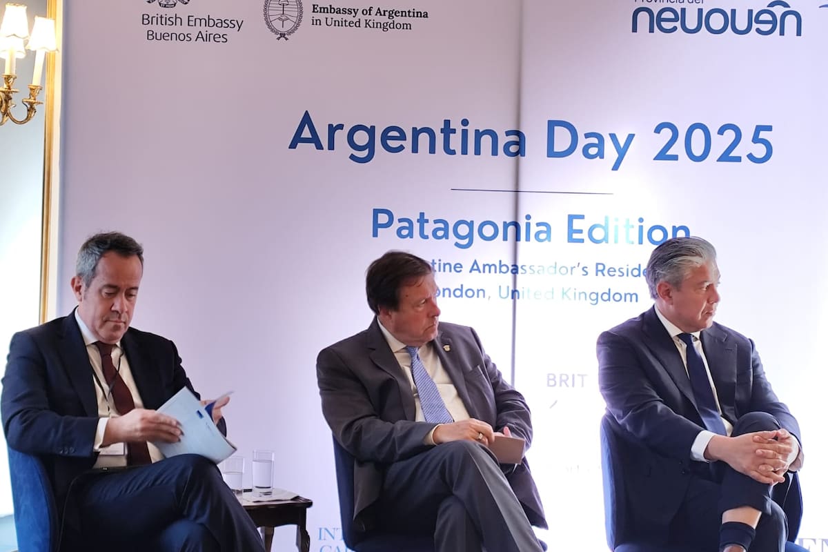 Los gobernadores Alberto Weretilneck (centro) y Rolando Figueroa (derecha) promocionaron la Patagonia en el encuentro