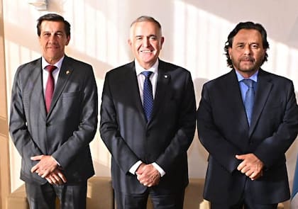 Los gobernadores Carlos Sadir, de Jujuy; Osvaldo Jaldo, de Tucumán, y Gustavo Sáenz, de Salta, entre los beneficiados con los desembolsos de Economía