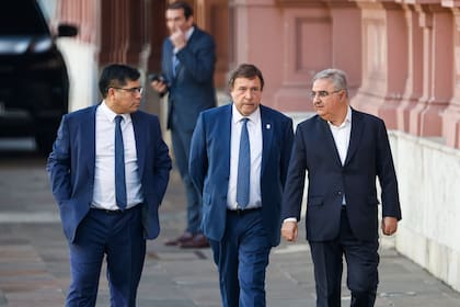 Los gobernadores Claudio Vidal (Santa Cruz), Alberto Weretilneck (Río Negro) y Raúl Jalil (Catamarca) ingresan a la Casa Rosada para asistir a la jura de Diego Santilli como jefe de Gabinete