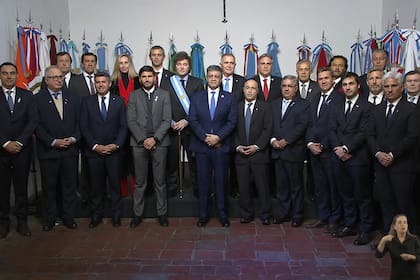 Los gobernadores con Milei, en la firma del Pacto de Mayo, en julio de 2024
