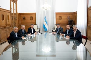 Los gobernadores Cornejo, Frigerio y Zdero junto a los funcionarios Catalán, Francos y Caputo.