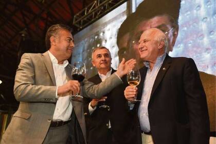 Los gobernadores Cornejo, Morales y Lifschitz, ayer en Mendoza