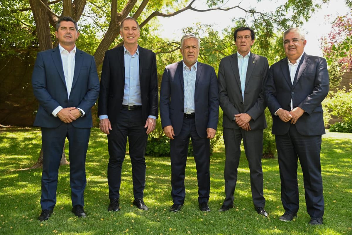Los gobernadores Cornejo, Sadir y Jalil, con el ministro Diego Santilli