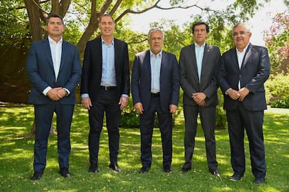 Los gobernadores Cornejo; Zadir y Jalil, con el ministro del Interior, Diego Santilli