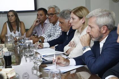 Los gobernadores de Córdoba, Martín Llaryora y de Entre Ríos, Rogelio Frigerio, y a la vicegobernadora de Santa Fe, Gisela Scaglia