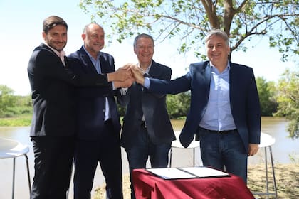 Los gobernadores de Córdoba y Santa Fe, Juan Schiaretti y Omar Perotti, junto a sus sucesores Martín Llaryora y Maximiliano Pullaro