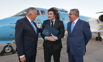 Los gobernadores díscolos del PJ, Jaldo y Jalil, junto al presidente Milei