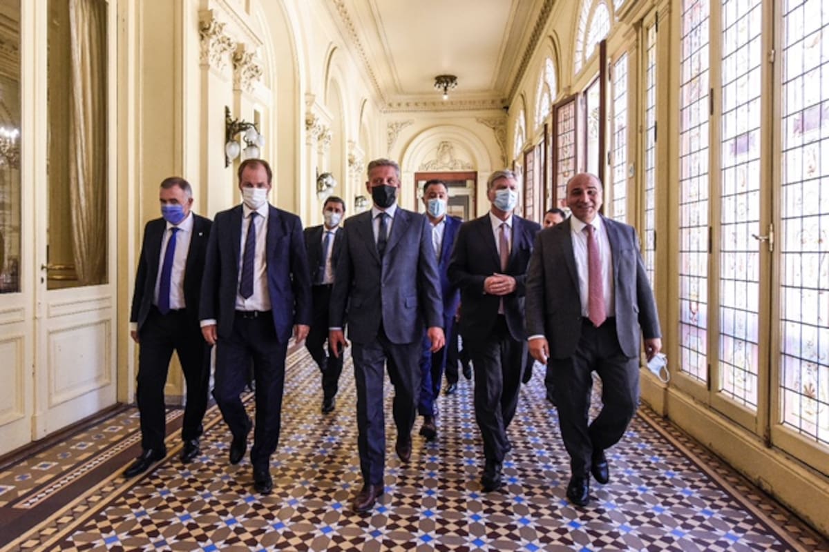 Los gobernadores en Casa Rosada junto al jefe de Gabinete, Juan Manzur