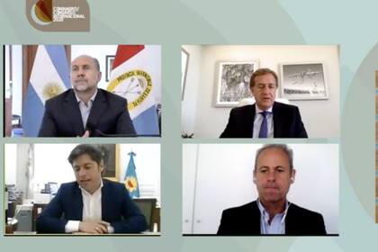 Los gobernadores Omar Perotti, de Santa Fe; Rodolfo Suárez, de Mendoza, y Axel Kicillof, de Buenos Aires, con el periodista Claudio Jacquelin