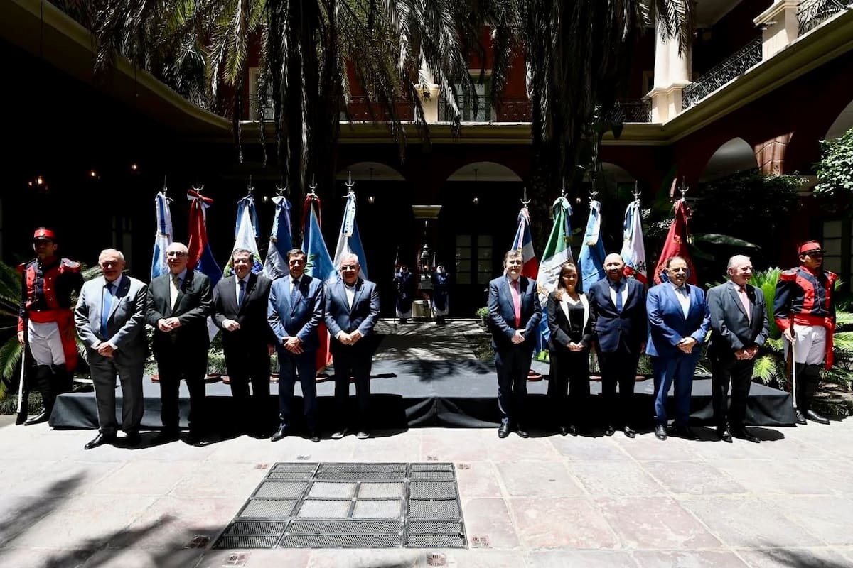 Los gobernadores Osvaldo Jaldo (Tucumán), Hugo Passalacqua (Misiones), Carlos Sadir (Jujuy), Gildo Insfrán (Formosa), Ricardo Quintela (La Rioja), Raúl Jalil (Catamarca) y los vicegobernadores Oscar Morocco (Salta) y Silvana Schneider (Chaco)