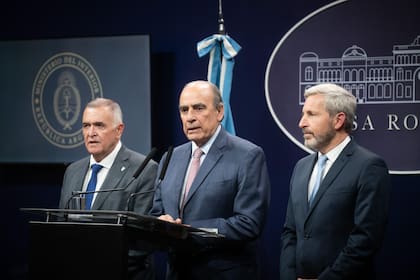 Los gobernadores Osvaldo Jaldo y Rogelio Frigerio, junto al ministro del Interior Guillermo Francos