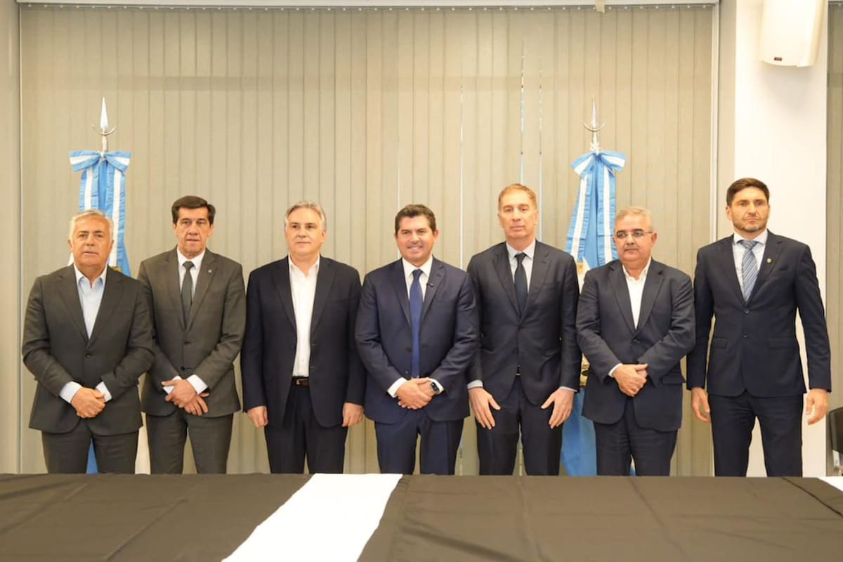 Los gobernadores que auxiliarán a Milei para evitar que avancen los pedidos de interpelación a Adorni: Alfredo Cornejo (Mendoza), Carlos Sadir (Jujuy), Martín Llaryora (Córdoba), Marcelo Orrego (San Juan), Raúl Jalil (Catamarca) y Maximiliano Pullaro (Santa Fe) junto al ministro del Interior, Diego Santilli
