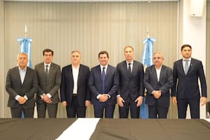 Los gobernadores que auxiliarán a Milei para evitar que avancen los pedidos de interpelación a Adorni: Alfredo Cornejo (Mendoza), Carlos Sadir (Jujuy), Martín Llaryora (Córdoba), Marcelo Orrego (San Juan), Raúl Jalil (Catamarca) y Maximiliano Pullaro (Santa Fe) junto al ministro del Interior, Diego Santilli