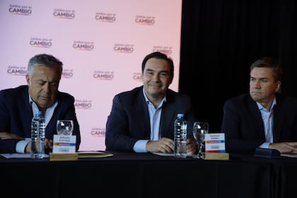 Los gobernadores radicales electos Alfredo Cornejo (Mendoza) y Leandro Zdero (Chaco); y el mandatario correntino, Gustavo Valdés