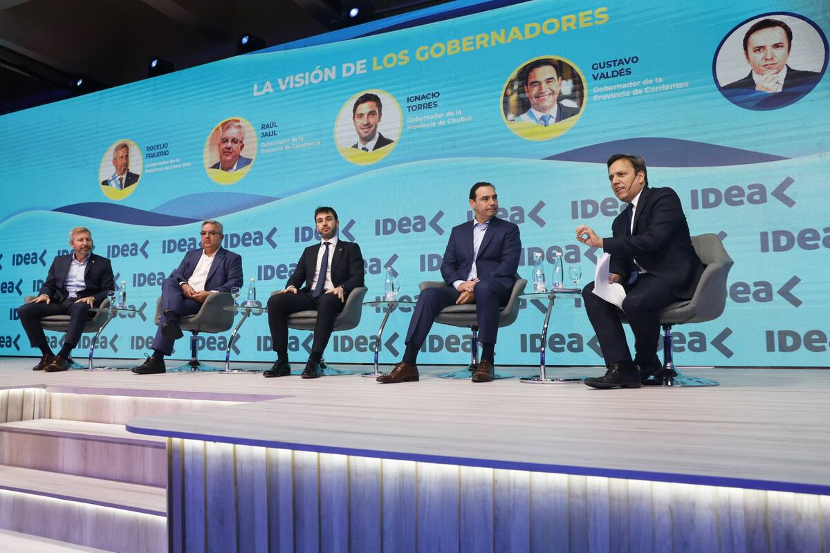 Los gobernadores Rogelio Frigerio, (Entre Ríos), Raúl Jalil (Catamarca), Ignacio Torres (Chubut) y Gustavo Valdés (Corrientes) dialogaron con José Del Rio, de LA NACION