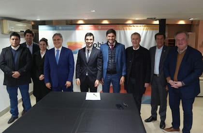 Los gobernadores Vidal, Llaryora, Torres, Pullaro y Sadir. Aparecen también el ex mandatario Juan Schiaretti y el armador del espacio, Sebastián García de Luca.