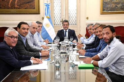 Los gobernadores y jefes parlamentarios de Juntos por el Cambio se reunieron con el titular de la Cámara de Diputados, Sergio Massa