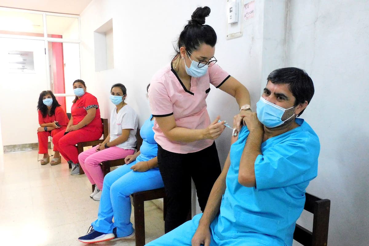 Los gobiernos analizan cómo convencer a los que no se anotan para recibir la vacuna contra el Covid