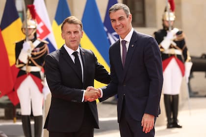 Los gobiernos de Sánchez y Macron exigen una disculpa de Rajoy y hasta la extrema derecha francesa lo criticó.