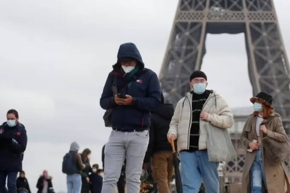 Los gobiernos europeos endurecen medidas ante la suba de casos.