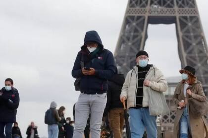 Los gobiernos europeos endurecen medidas ante la suba de casos.