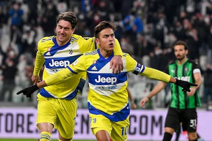 Los goleadores: Paulo Dybala festeja el 1-0, acompañado por Dusan Vlahovic, el autor del segundo