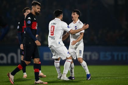 Los goles de Nacional: Maxi Gómez (9) festeja con Maximiliano Silvera (11); en media hora, los uruguayos anotaron dos goles y se ilusionaron con revertir la serie
