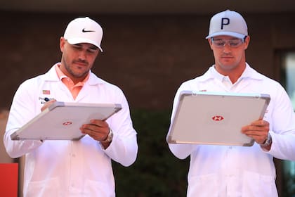 Los golfistas estadounidenses Brooks Koepka y Bryson DeChambeau, rivales fuera y dentro de la competencia.
