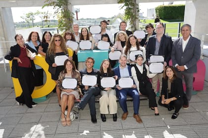 Los graduados 2023 y el equipo directivo de la Maestría en Periodismo LA NACION Universidad Torcuato Di Tella