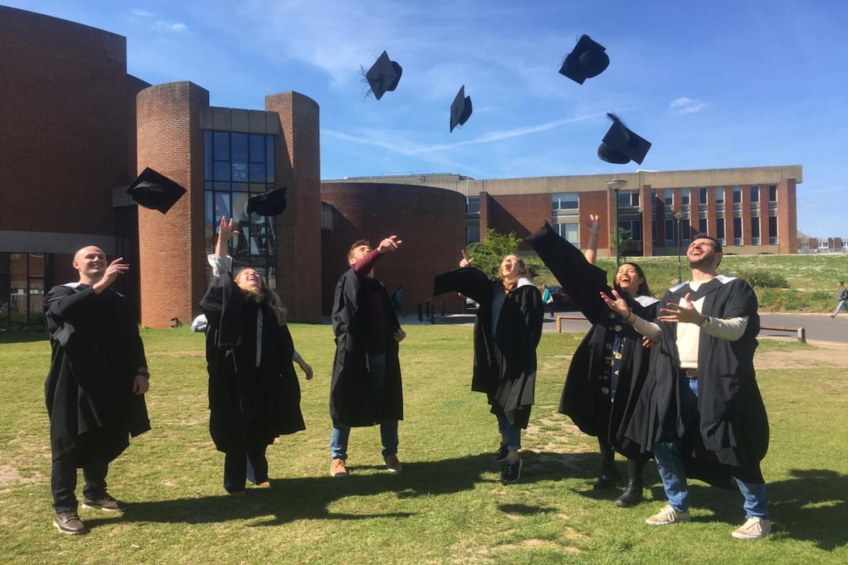 Los graduados argentinos esperan que un nuevo título sea el despegue de una carrera internacional
