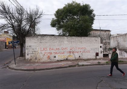 Los grafitis en las paredes reflejan el estado permanente de violencia que se vive en Bella Vista