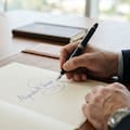 Los grafólogos coinciden: “Si al terminar de firmar se envuelve la firma, estamos ante una personalidad que busca resguardarse”