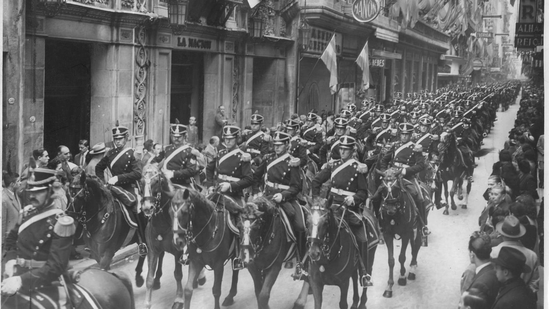 Los Granaderos a Caballo de San Martín pasan frente al edificio de La Nación en Florida entre Corrientes y Sarmiento. 25 de mayo de 1948.
