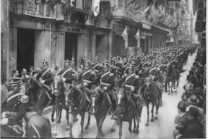 Los Granaderos a Caballo de San Martín pasan frente al edificio de La Nación en Florida entre Corrientes y Sarmiento. 25 de mayo de 1948.