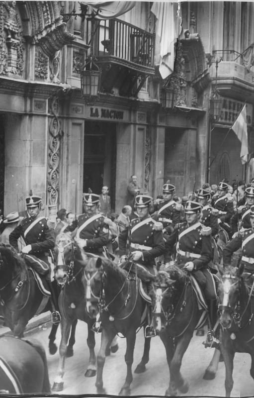 Los Granaderos a Caballo de San Martín pasan frente al edificio de La Nación en Florida entre Corrientes y Sarmiento. 25 de mayo de 1948.