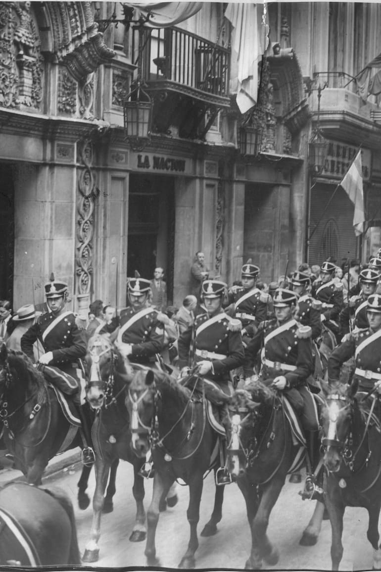 Los Granaderos a Caballo de San Martín pasan frente al edificio de La Nación en Florida entre Corrientes y Sarmiento. 25 de mayo de 1948.