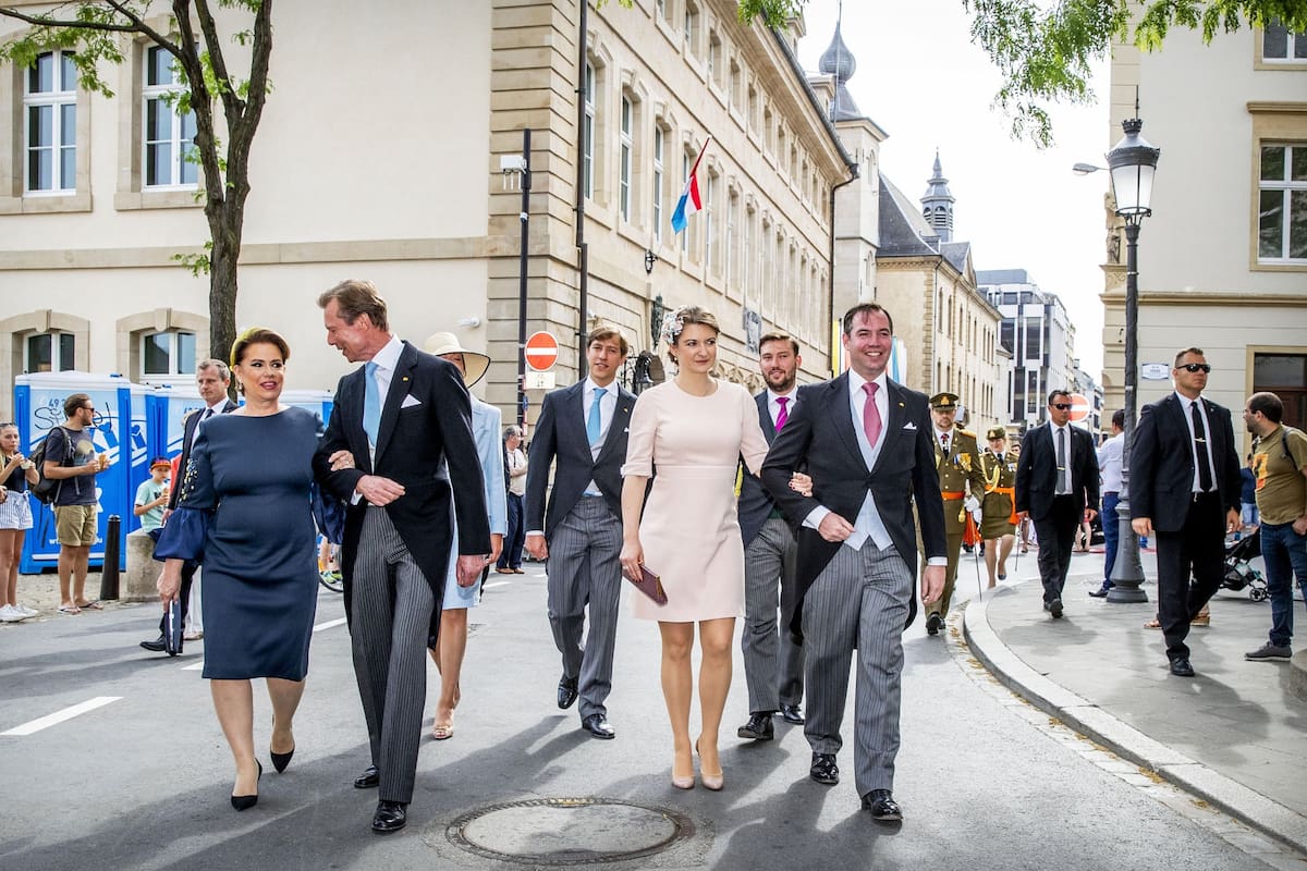 Los grandes duques Enrique y María Teresa, a la salida de una ceremonia