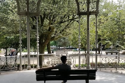 Los grandes espacios verdes se combinan con hermosas estructuras de la época medieval