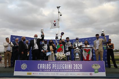 Los grandes ganadores de la jornada, en San Isidro; el equipo de Cool Day alzó las copas.
