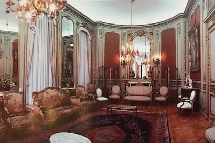Los grandes salones del palacio, hoy Nunciatura Apostólica solo se abren cuando hay grandes eventos; aún conservan el mobiliario de la marquesa pontificia Adelia Harilao de Olmos, su famosa ex propietaria.