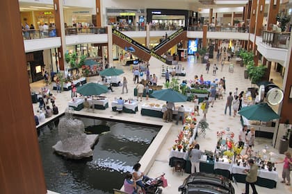 Los grandes shopping, como el Aventura Mall, están recuperando ventas de la mano de las marcas de alta gama