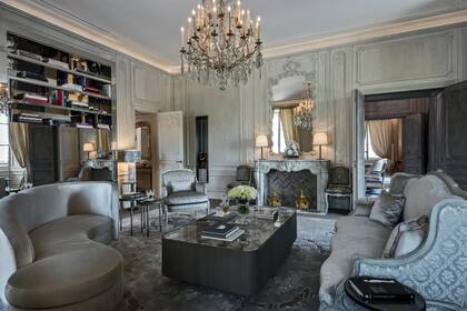 Los Grands Appartements se ubican en el primer piso del Hotel de Crillon y cuentan con una impresionante vista de la Place de la Concorde.