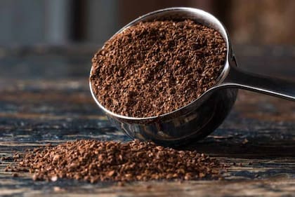 Los granos de café molidos ayudan a estimular la renovación celular y mejorar la firmeza de la piel