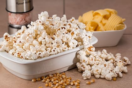 Los granos de maíz pueden obstruir el aparato y las palomitas provocar un incendio. Canva