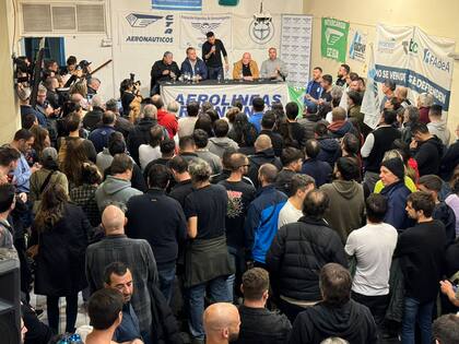 Los gremios de aeronavegantes se reunieron para decidir los planes a seguir en la puja salarial que llevan adelante con Aerolíneas Argentinas y anunciaron un paro por 24 horas