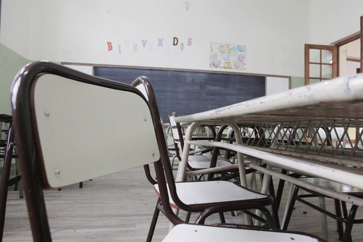 Los gremios docentes reclaman la convocatoria a paritarias y anticiparon que no aceptarán una propuesta del 15%; exigirán, además, una cláusula gatillo; las situaciones más conflictivas se presentan en Buenos Aires y en Santa Cruz
