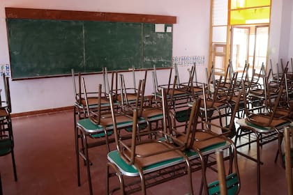 Los gremios docentes reclaman la convocatoria a paritarias y anticiparon que no aceptarán una propuesta del 15%; exigirán, además, una cláusula gatillo; las situaciones más conflictivas se presentan en Buenos Aires y en Santa Cruz