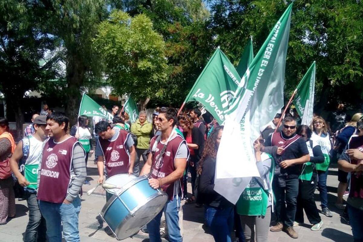 Los gremios estatales reclaman por los retrasos en el pago de sueldos