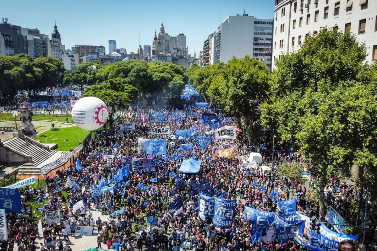 Los gremios y movimientos sociales afines al Presidente se movilizaron al Congreso.