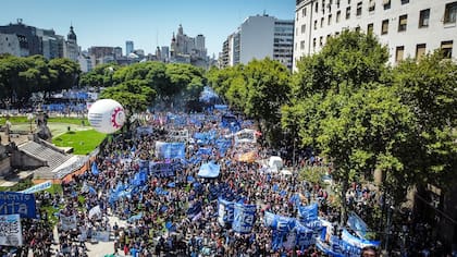 Los gremios y movimientos sociales afines al Presidente se movilizaron al Congreso el pasado 1° de marzo.